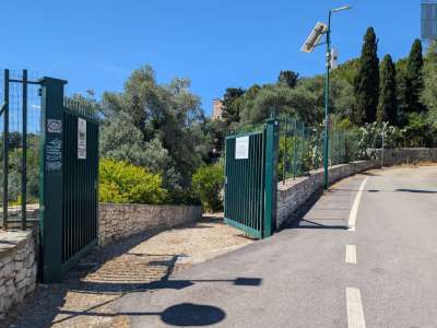 Ci dirigiamo quindi verso l'ingresso, delimitato da un cancello verde, superato il quale imbocchiamo un sentiero in discesa che conduce nel letto del sito